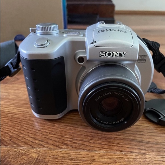 Sony CD Mavica Digital video/ Camera with CD-RW - Picture 1 of 16